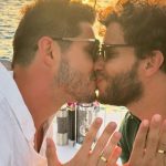 Igor Cosso e Heron Leal ficam noivos durante férias: '5 anos juntos de muito amor'