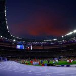 Homem é detido ao tentar invadir pista de atletismo na final dos 100m em Paris-2024 Homem é detido ao tentar invadir pista de atletismo na final dos 100m em Paris-2024