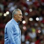 Tite é internado com arritmia cardíaca por altitude em La Paz Tite é internado com arritmia cardíaca por altitude em La Paz