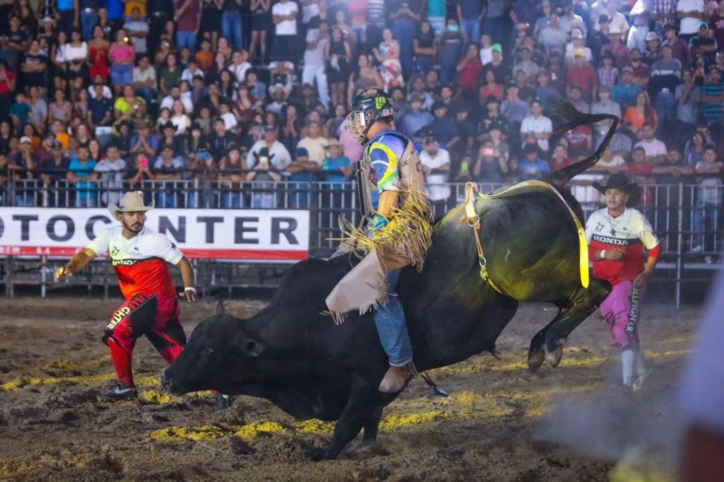 Expoacre Juruá 2024: Sucesso e emoção na primeira noite do rodeio em Cruzeiro do Sul