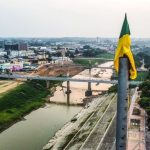 Em dia de festa, símbolo do Acre amanhece enrolado em para-raios
