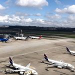 Mais de 400 imigrantes estão retidos em aeroporto do Brasil, diz MJSP