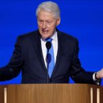 Bill Clinton provoca Donald Trump em convenção do Partido Democrata e declara: 'Sou mais jovem' Bill Clinton provoca Donald Trump em convenção do Partido Democrata e declara: 'Sou mais jovem'