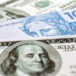 Dólar dispara a R$ 5,74 e Bolsa cai com tensão no Oriente Médio