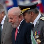 Ao lado de Lula, chefe do Exército se queixa de restrição no orçamento