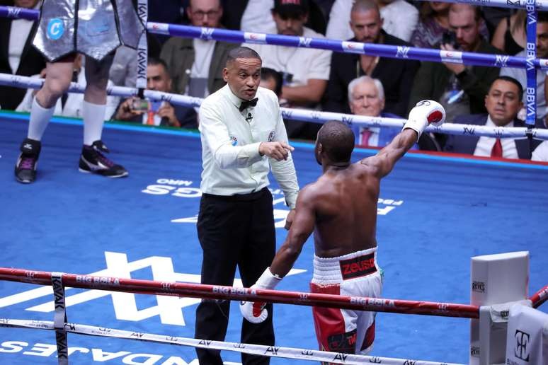 Floyd Mayweather expulsa al árbitro durante una pelea de exhibición en México