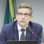 Campos Neto vê inflação maior nos EUA com eleição e nega intervenção imediata no dólar