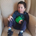 Menino que utilizava remédio ‘mais caro do mundo’ no tratamento de doença rara morre aos 5 anos