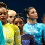 Troca de olhares, papo animado e abraço: como foi o 1º embate direto entre Rebeca Andrade e Simone Biles Troca de olhares, papo animado e abraço: como foi o 1º embate direto entre Rebeca Andrade e Simone Biles