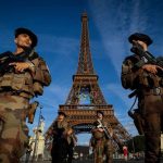 Torre Eiffel é evacuada após homem ser visto escalando cartão-postal horas antes da cerimônia de encerramento da Olímpiada