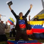 Venezuelanos protestam no Itamaraty contra resultado de eleição Venezuelanos protestam no Itamaraty contra resultado de eleição
