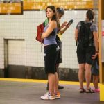 Suri Noelle é vista 'andando' de metrô após Tom Cruise ser liberado de pagar pensão milionária Suri Noelle é vista 'andando' de metrô após Tom Cruise ser liberado de pagar pensão milionária