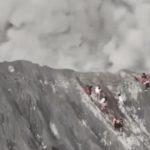 Drone flagra momento em alpinistas fogem de vulcão ativo na Indonésia Drone flagra momento em alpinistas fogem de vulcão ativo na Indonésia