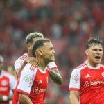 Internacional bate Vitória e cola no G6 do Brasileirão