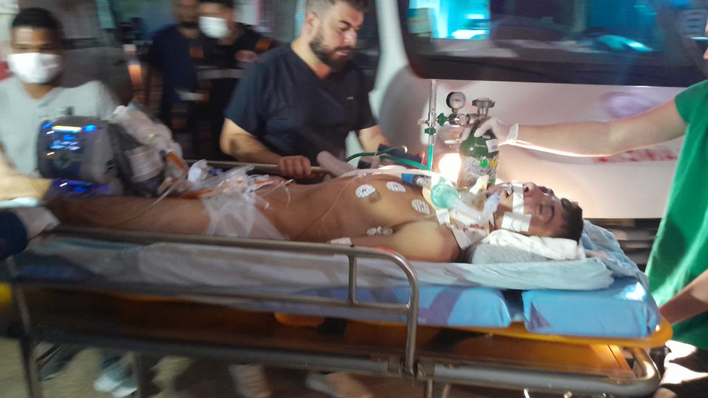 Caminhoneiro bate cabeça em estrutura de ferro e é transferido ao PS de Rio Branco Caminhoneiro bate cabeça em estrutura de ferro e é transferido ao PS de Rio Branco