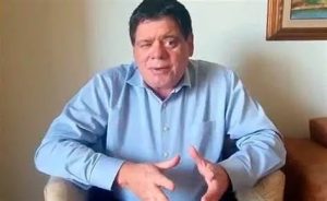 Debate em Rio Branco: Flaviano critica modelo e pede mais “pegada”