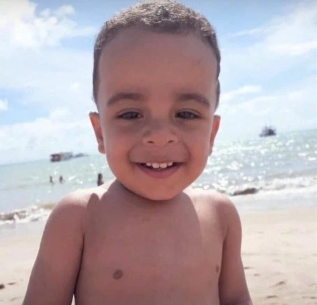 Vizinho relata ter ouvido menino de 6 anos antes de ser decapitado pela mãe