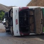 RJ: ônibus com time de futebol americano tomba e deixa 3 mortos
