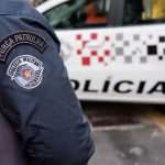 Mulher morre atingida por disparo acidental efetuado por amiga no litoral de São Paulo Mulher morre atingida por disparo acidental efetuado por amiga no litoral de São Paulo