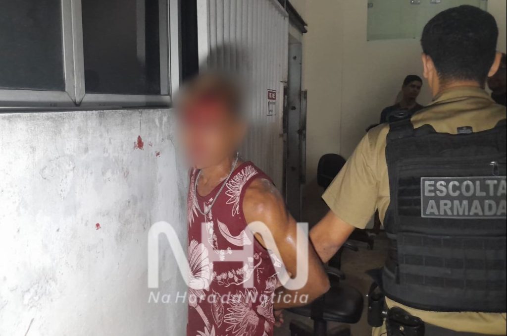 Morador em situação de rua tenta fazer assalto, mas leva ripada na cabeça e acaba preso pelos vigilantes do PS de Rio Branco Morador em situação de rua tenta fazer assalto, mas leva ripada na cabeça e acaba preso pelos vigilantes do PS de Rio Branco