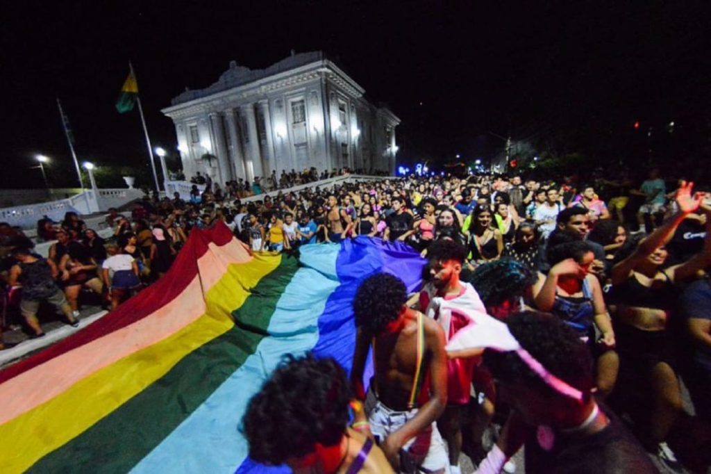 Câmara de Rio Branco rejeita projeto que proíbe crianças na Parada LGBTQIA+; parecer jurídico aponta irregularidades