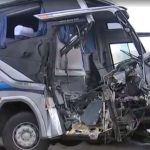 Ônibus que viajava com equipe sub-21 de vôlei de Bauru bate na traseira de carreta em rodovia Ônibus que viajava com equipe sub-21 de vôlei de Bauru bate na traseira de carreta em rodovia