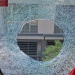 Ônibus apedrejado e atos racistas marcam chegada de Atlético-MG ao estádio do River Plate