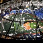 Furacão Milton arranca parte do teto de estádio de beisebol que servia como abrigo