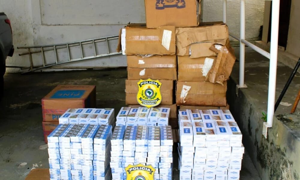 PRF apreende quase 10 mil maços de cigarros contrabandeados no Acre PRF apreende quase 10 mil maços de cigarros contrabandeados no Acre