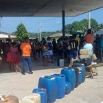 Crise de combustível em Santa Rosa do Purus; população enfrenta filas e preços elevados Crise de combustível em Santa Rosa do Purus; população enfrenta filas e preços elevados