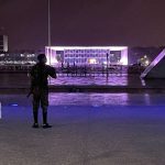 Homem fez 'joinha', deitou, acendeu artefato e esperou explosão, dizem vigilante e testemunha