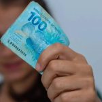 Milhões de famílias recebem novo auxílio de R$ 102 em dezembro; veja quem tem direito e como se cadastrar Milhões de famílias recebem novo auxílio de R$ 102 em dezembro; veja quem tem direito e como se cadastrar