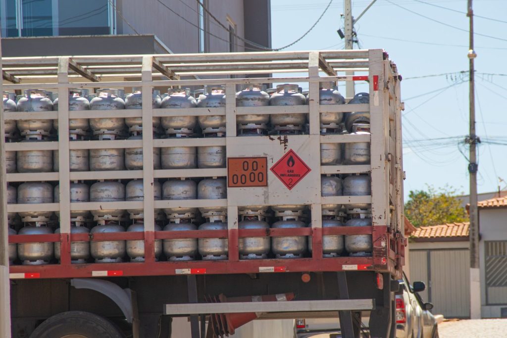 Auxílio Gás é liberado para famílias brasileiras; veja como receber e as condições de Dezembro