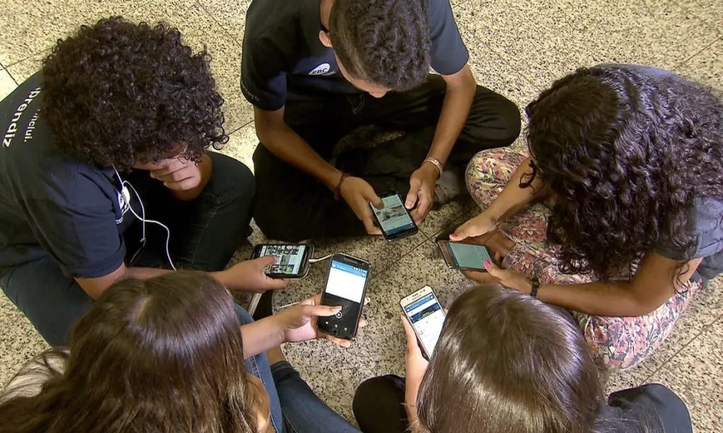 Senado aprova restrição ao uso de celulares em escolas