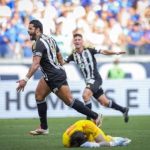 Hulk decide, e Atlético vence Cruzeiro em clássico que teve expulsão de Gabigol Hulk decide, e Atlético vence Cruzeiro em clássico que teve expulsão de Gabigol