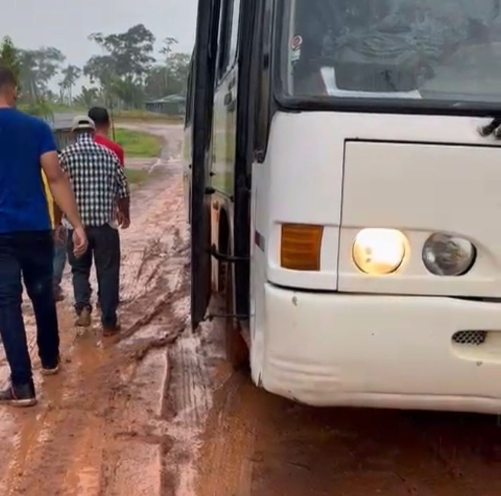 Ônibus do transporte coletivo atola na principal avenida da Vila Campinas, no interior do Acre