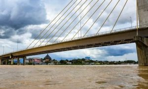 Rio Juruá se aproxima da cota de alerta e deslizamento atinge casas em Cruzeiro do Sul