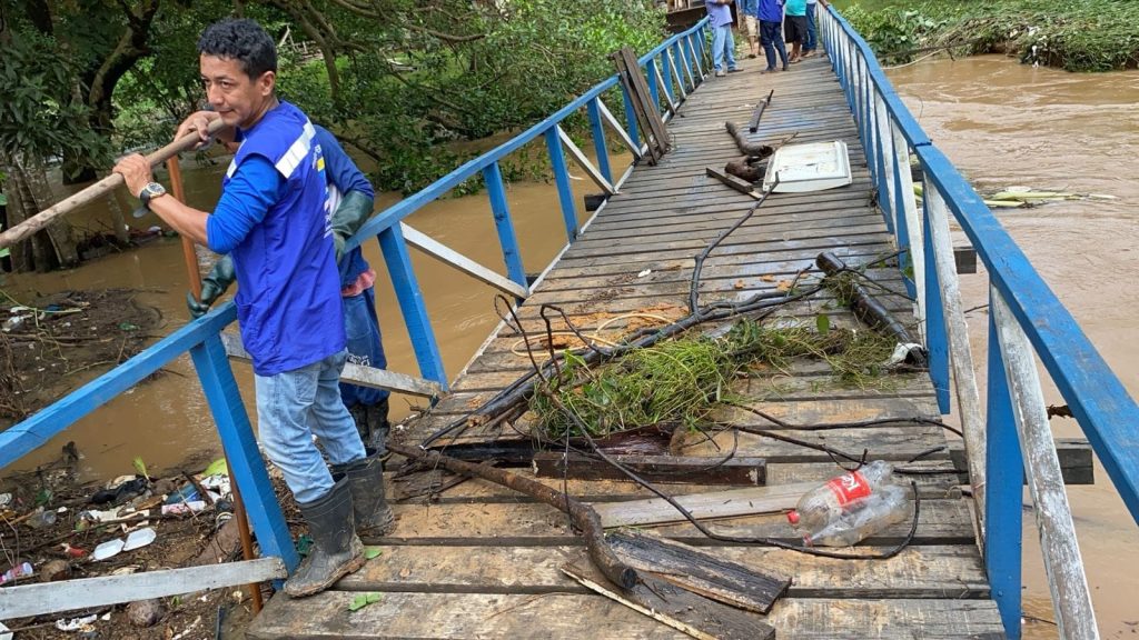 Rio Branco: Trabalhadores enfrentam lama e água para limpar a cidade após enchente devastadora