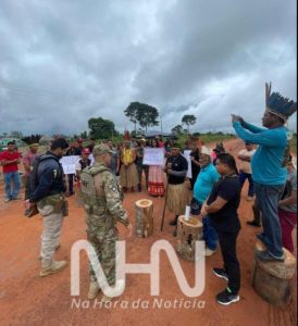 Indígenas fecham BR-317 em protesto por justiça em Boca do Acre