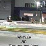 Homem transporta sofá na cabeça pelo centro de Cruzeiro do Sul