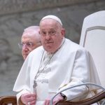 Papa Francisco apresentou ‘leve melhora’, mas segue em estado crítico, diz Vaticano