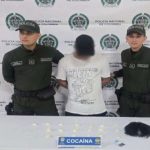 Polícia flagra homem tentando transportar droga dentro de peruca em aeroporto Polícia flagra homem tentando transportar droga dentro de peruca em aeroporto