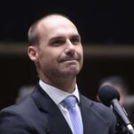Eduardo Bolsonaro cogita renunciar ao mandato e diz que só retorna ao Brasil sem Moraes no STF Eduardo Bolsonaro cogita renunciar ao mandato e diz que só retorna ao Brasil sem Moraes no STF