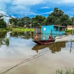 A Cheia do Rio Acre: Famílias do Seis de Agosto são removidas A Cheia do Rio Acre: Famílias do Seis de Agosto são removidas
