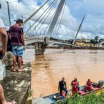 Bombeiros intensificam buscas por jovem desaparecido no Rio Acre e alertam sobre perigos da cheia