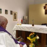Vaticano divulga primeira foto do papa desde a internação Vaticano divulga primeira foto do papa desde a internação