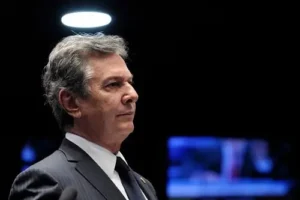 Ex-presidente do Brasil, Fernando Collor é preso durante a madrugada após ordem de Moraes