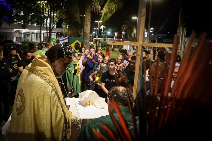 Padre Kelmon celebra missa por Bolsonaro na porta de hospital. Vídeo