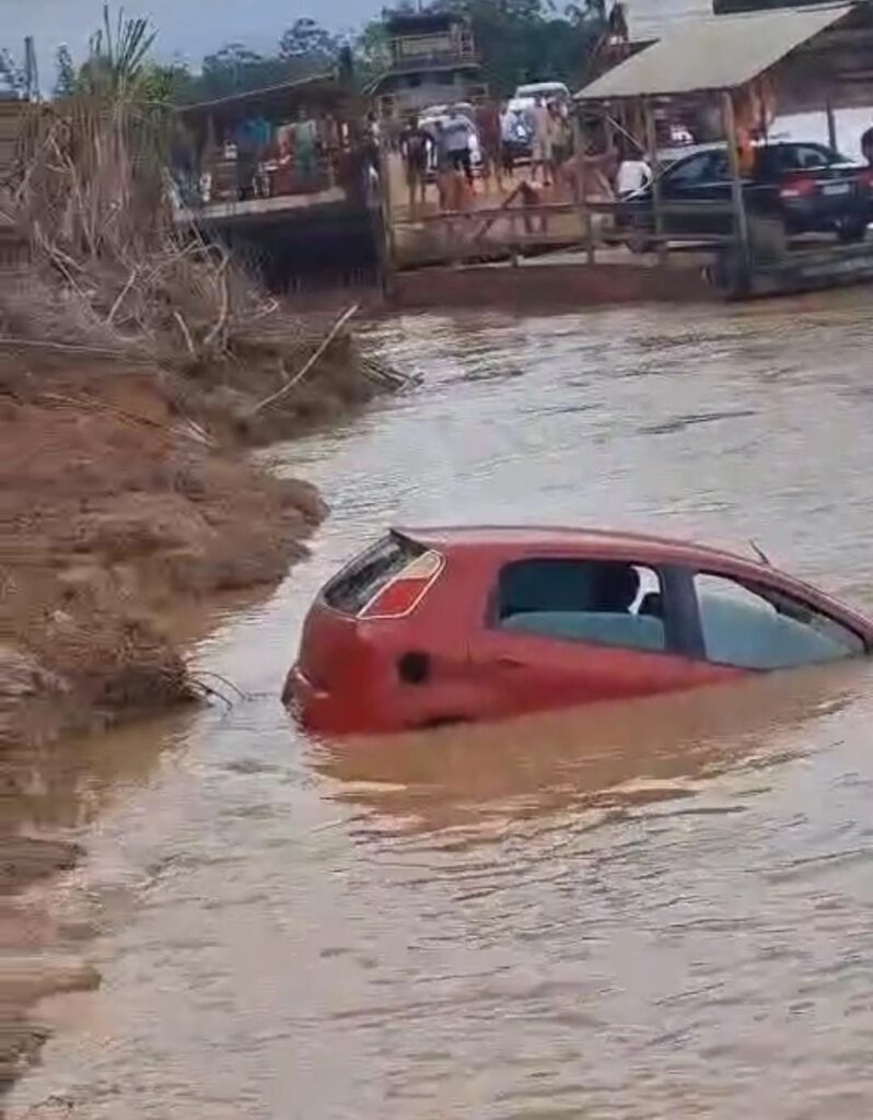 Terceiro carro cai no Rio Juruá em 2025; falhas na segurança em travessias preocupam