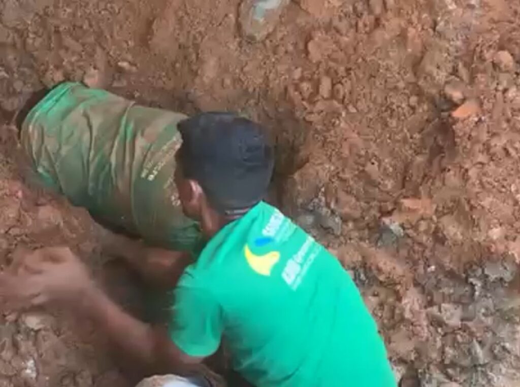 Trabalhador é resgatado com vida após deslizamento de terra durante obra da rede de água em Assis Brasil